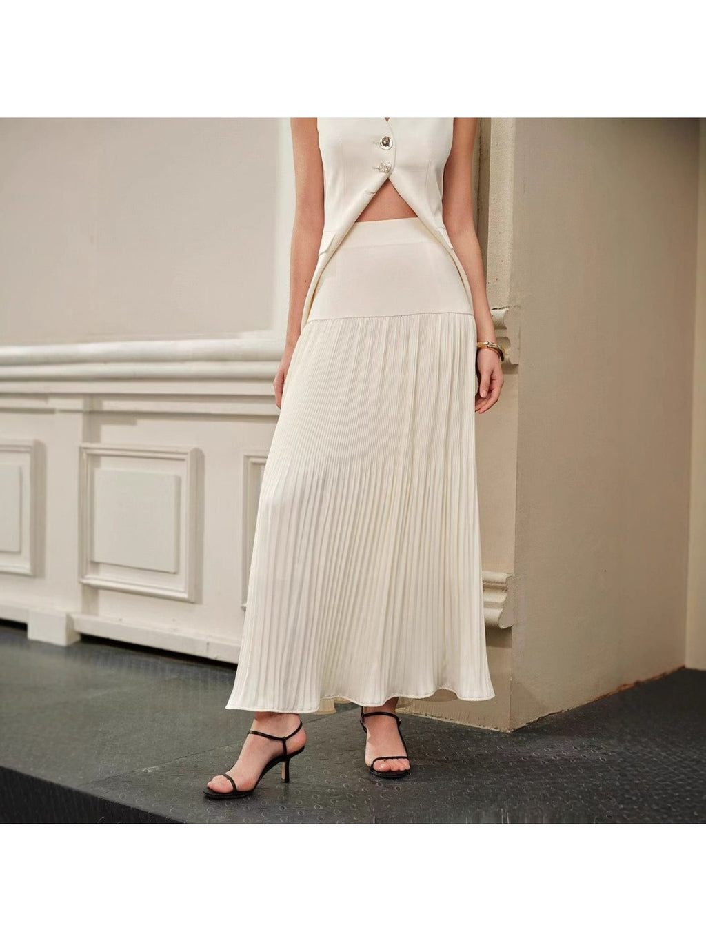 This Maxi Skirt for Women Features a High Waist And Pleats, Made from Soft, Breathable Material. Its Stylish And Elegant Design Comes in Various Colors