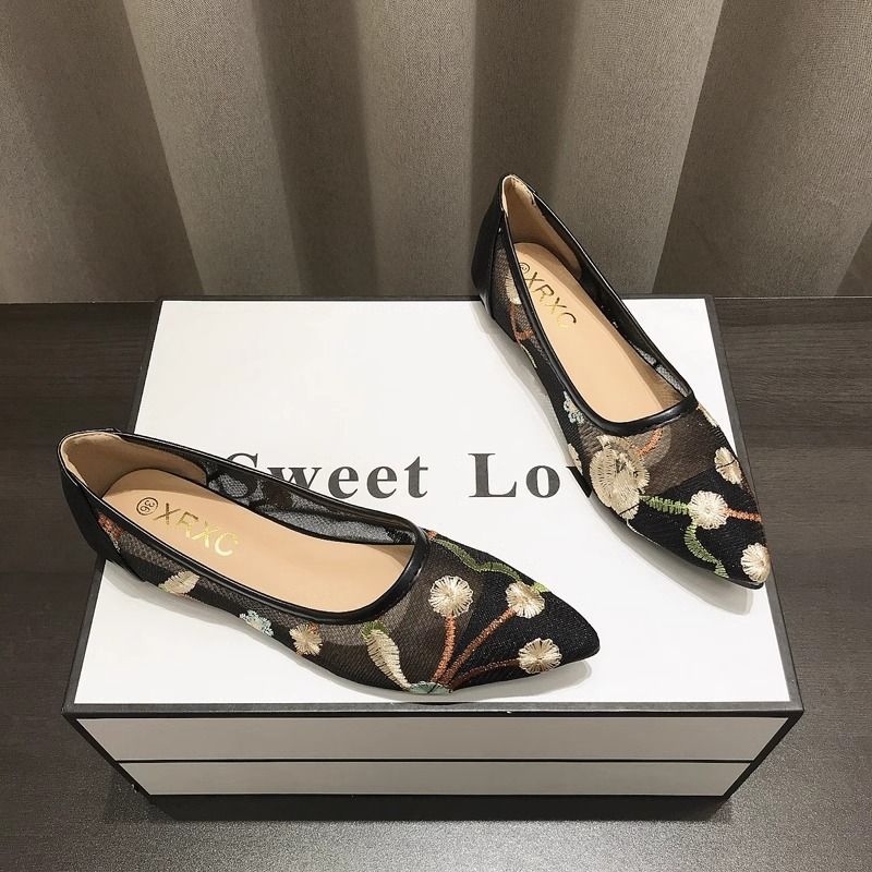 2026 Autumn New Style Chinese-Style Women'S Shoes Lace Breathable Mesh Closed-Toe Embroidered Casual Pointed-Toe Flat Shoes, Women Shoes
