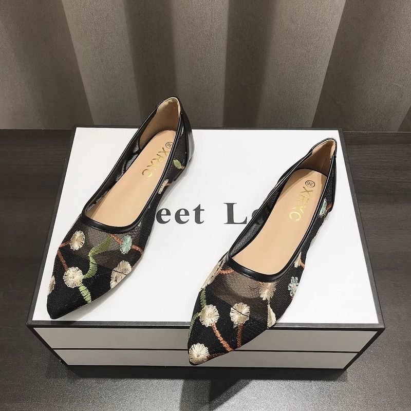 2026 Autumn New Style Chinese-Style Women'S Shoes Lace Breathable Mesh Closed-Toe Embroidered Casual Pointed-Toe Flat Shoes, Women Shoes