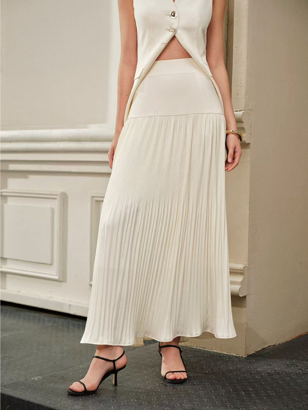 This Maxi Skirt for Women Features a High Waist And Pleats, Made from Soft, Breathable Material. Its Stylish And Elegant Design Comes in Various Colors