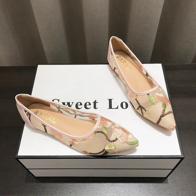 2026 Autumn New Style Chinese-Style Women'S Shoes Lace Breathable Mesh Closed-Toe Embroidered Casual Pointed-Toe Flat Shoes, Women Shoes